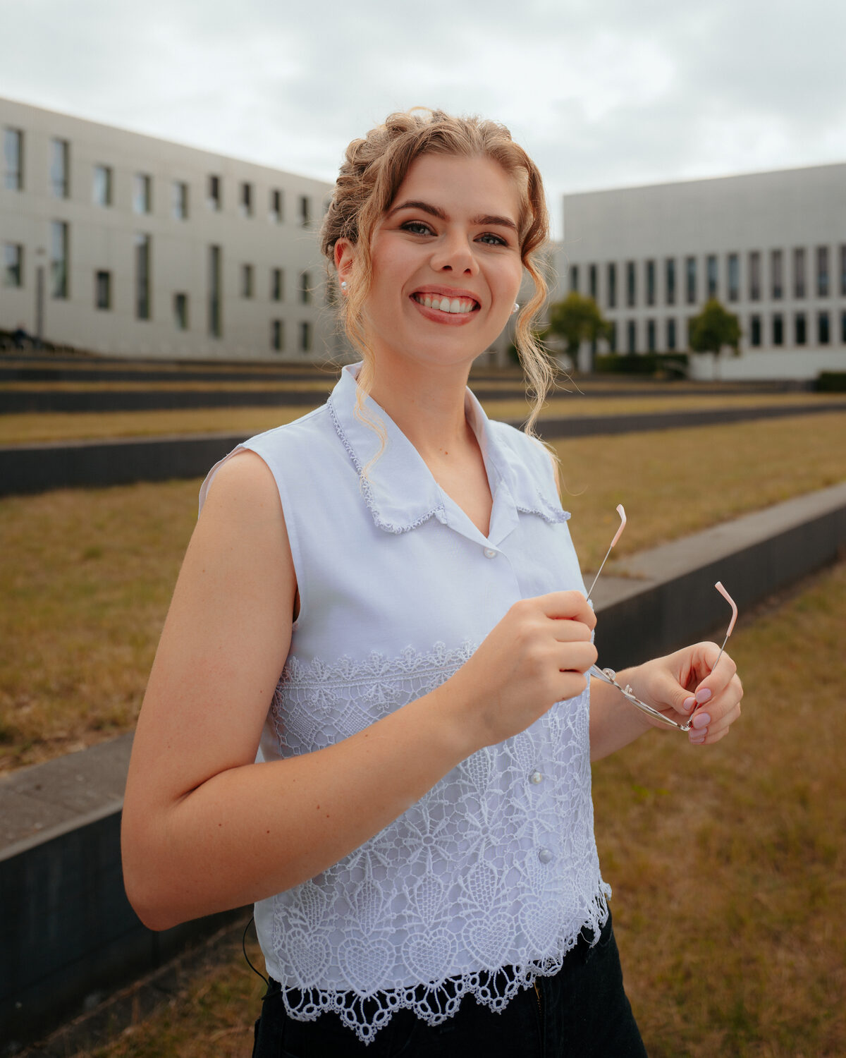Annie vor dem Hochschulgebäude, Ansprechpartnerin für Bachelorarbeiten