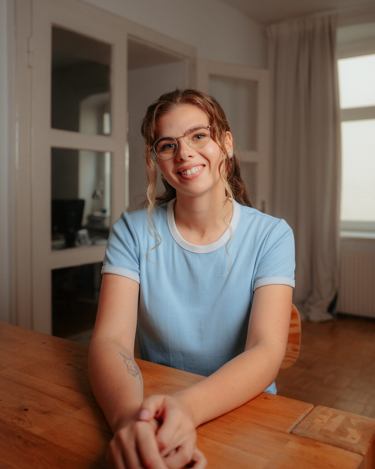 Annie am Schreibtisch beim Durchsehen eines Exposés