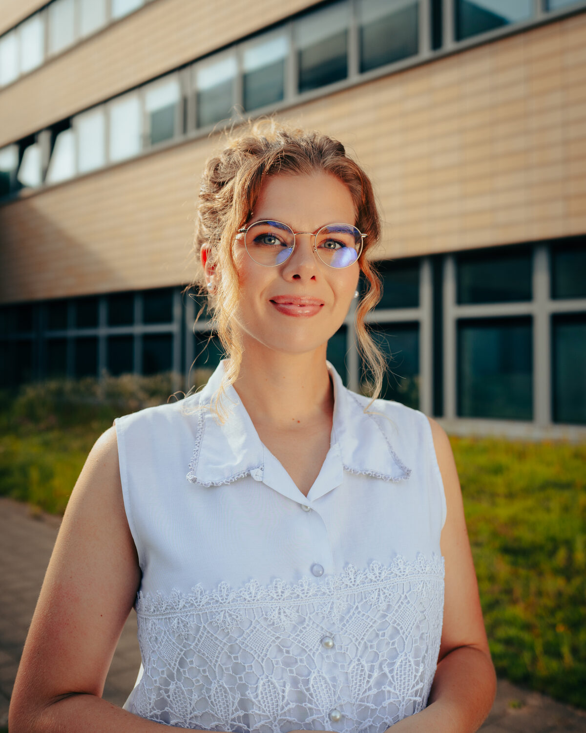 Annie vor dem Hochschulgebäude, Vorbereitung auf das Kolloquium
