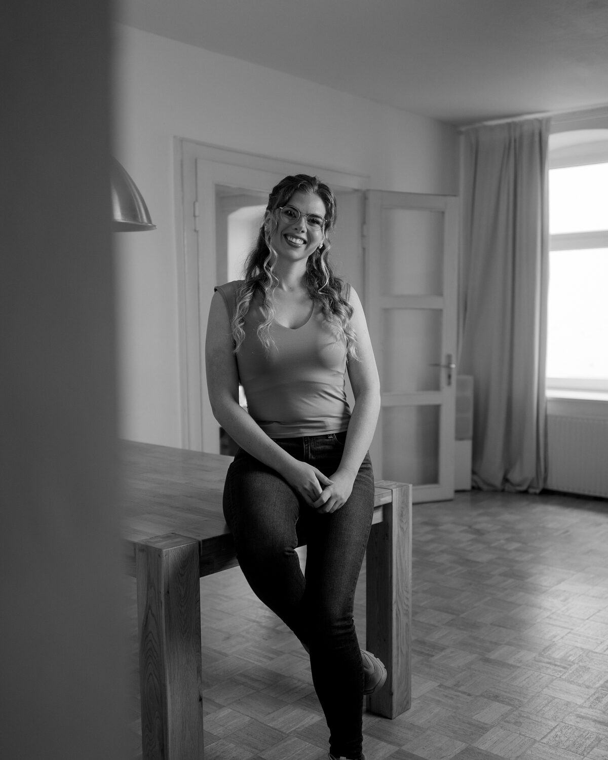 Annie sitzend an einem langen Holztisch