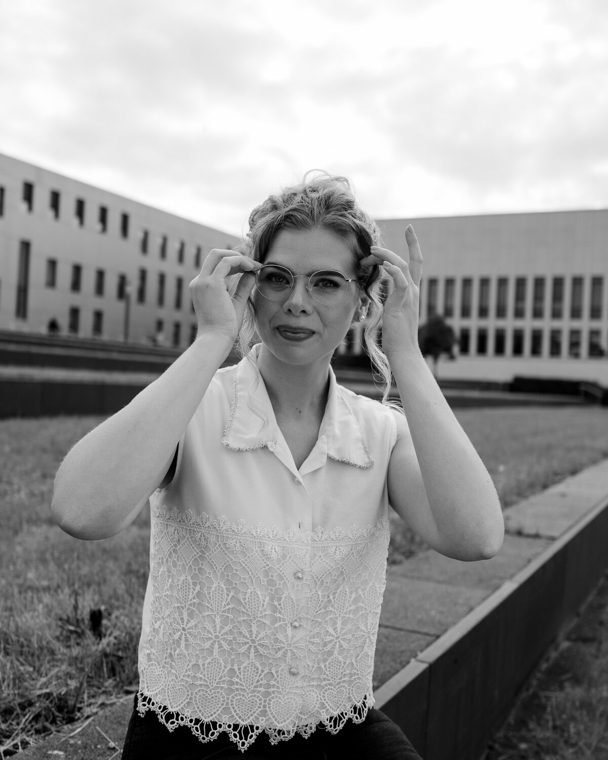 Annie im Freien vor dem Hochschulgebäude